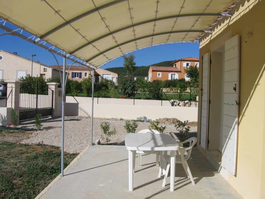 une bâche en PVC sur mesure pour pergola : l'accessoire indispensable pour  sublimer votre pergola murale.