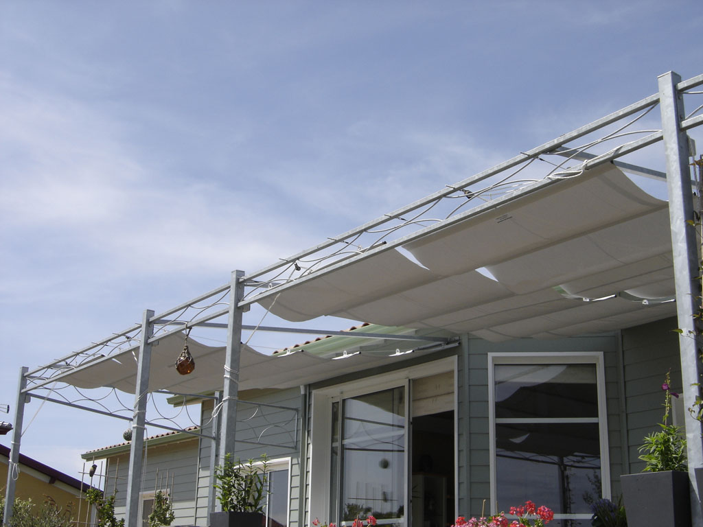 Toile tendue pergola, un store coulissant extérieur efficace